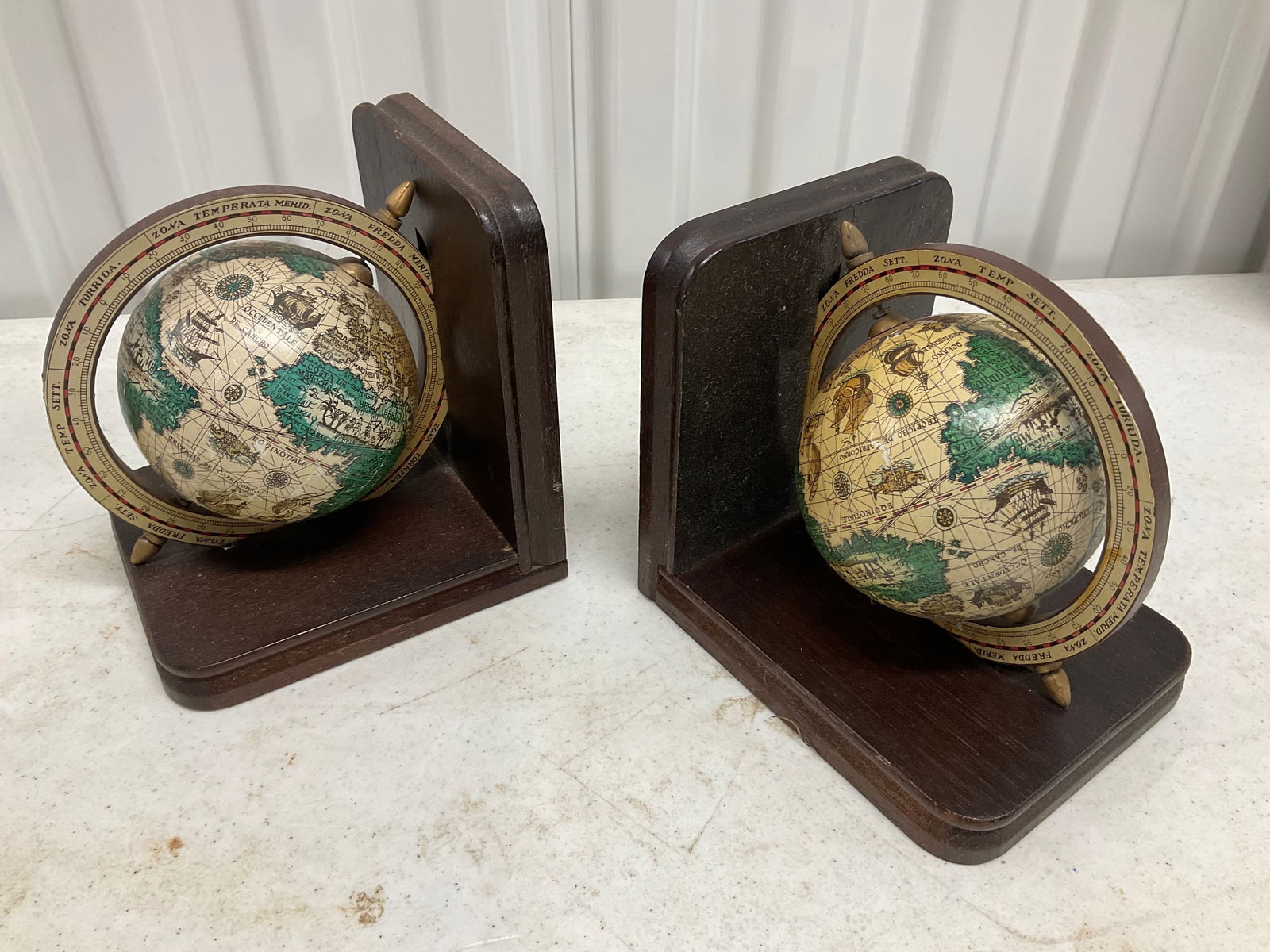 Lot of 2 Globe book ends (1 of 1)