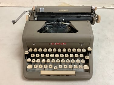 Royal Quiet De Luxe typewriter(13in.long)