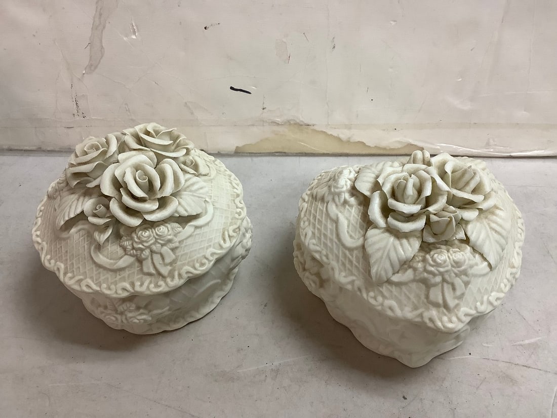 Decorative porcelain containers(5in.tallest): Decorative porcelain containers(5in.tallest)