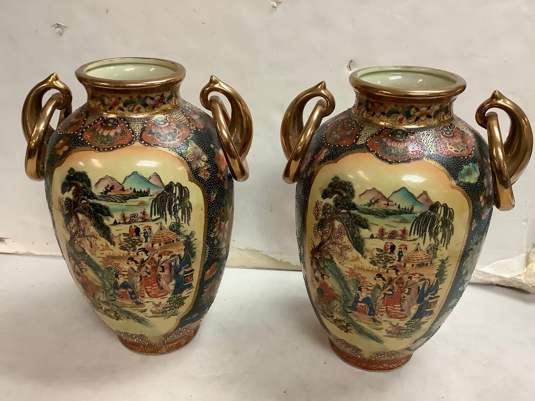 Set of 2 amtique chinese vases(14in.tall): Set of 2 amtique chinese vases(14in.tall)