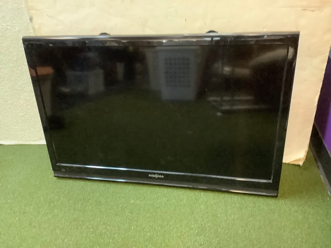Insignia TV (Screen - 38.5in) (1 of 1)