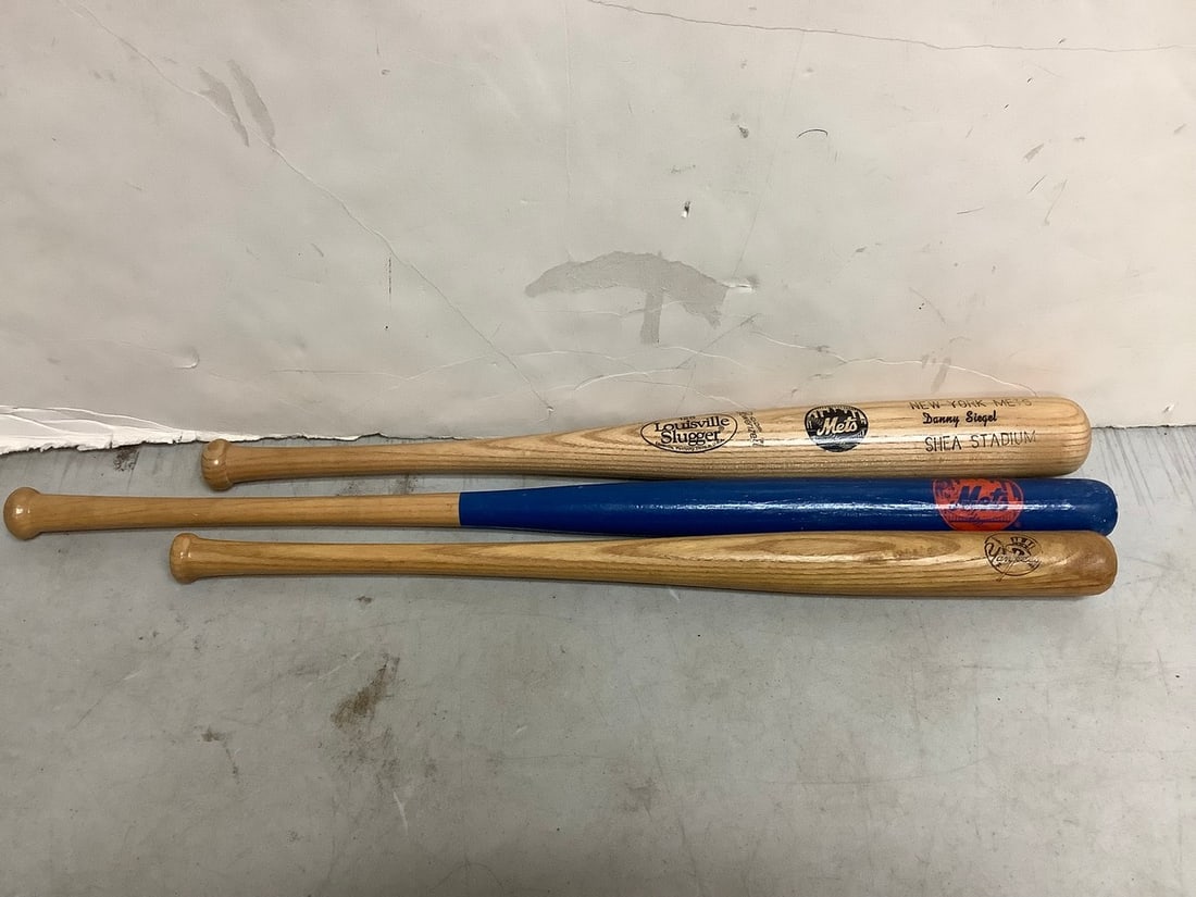 Vintage wooden baseball bats(longest 22in.): Vintage wooden baseball bats(longest 22in.)