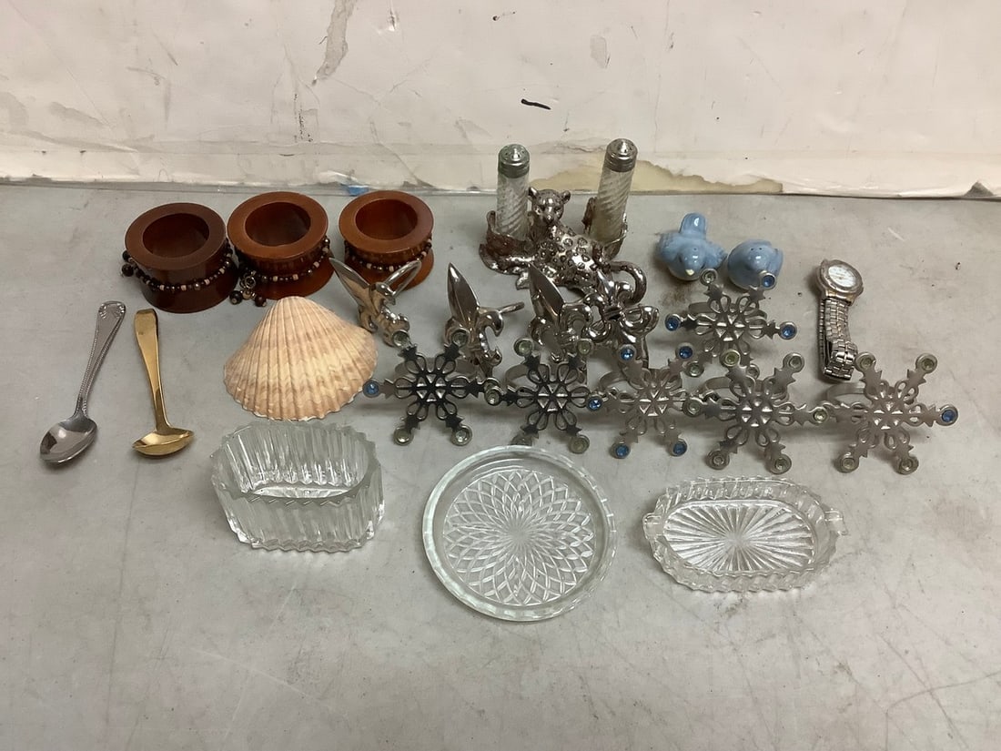 Pepper/Salt Shakers, Napkin Ring Holders, Glass Plates, Remington Watch and more (Tallest - 3.5in): Pepper/Salt Shakers, Napkin Ring Holders, Glass Plates, Remington Watch and more (Tallest - 3.5in)
