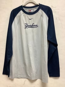 Yankees long sleeve shirt(size:XL)