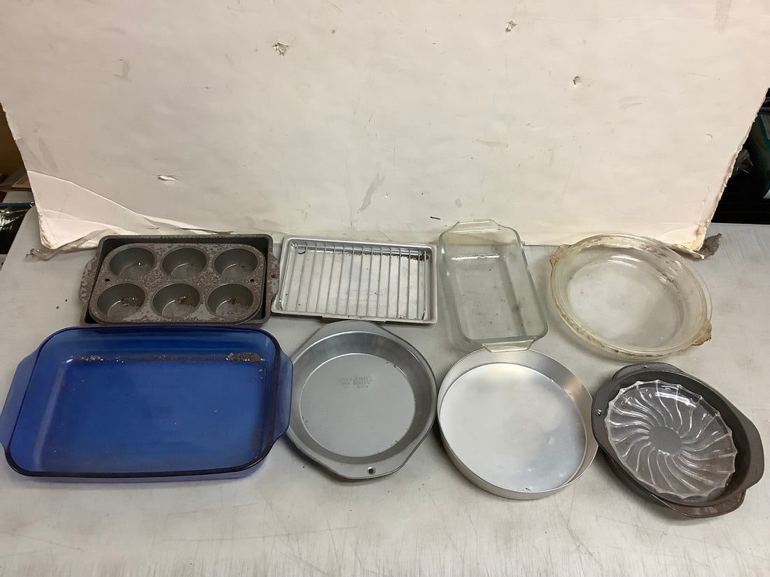 Various Baking Dishes - Pyrex, Bakers Secret, and more (Largest - 15.5inx9.5in): Various Baking Dishes - Pyrex, Bakers Secret, and more (Largest - 15.5inx9.5in)