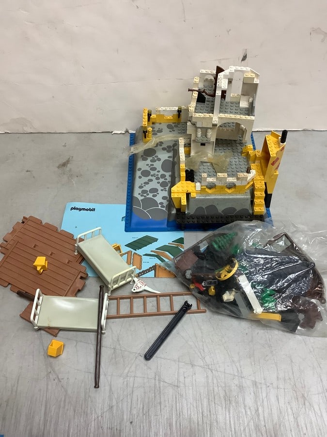 Legoland and Playmobil pieces: Legoland and Playmobil pieces