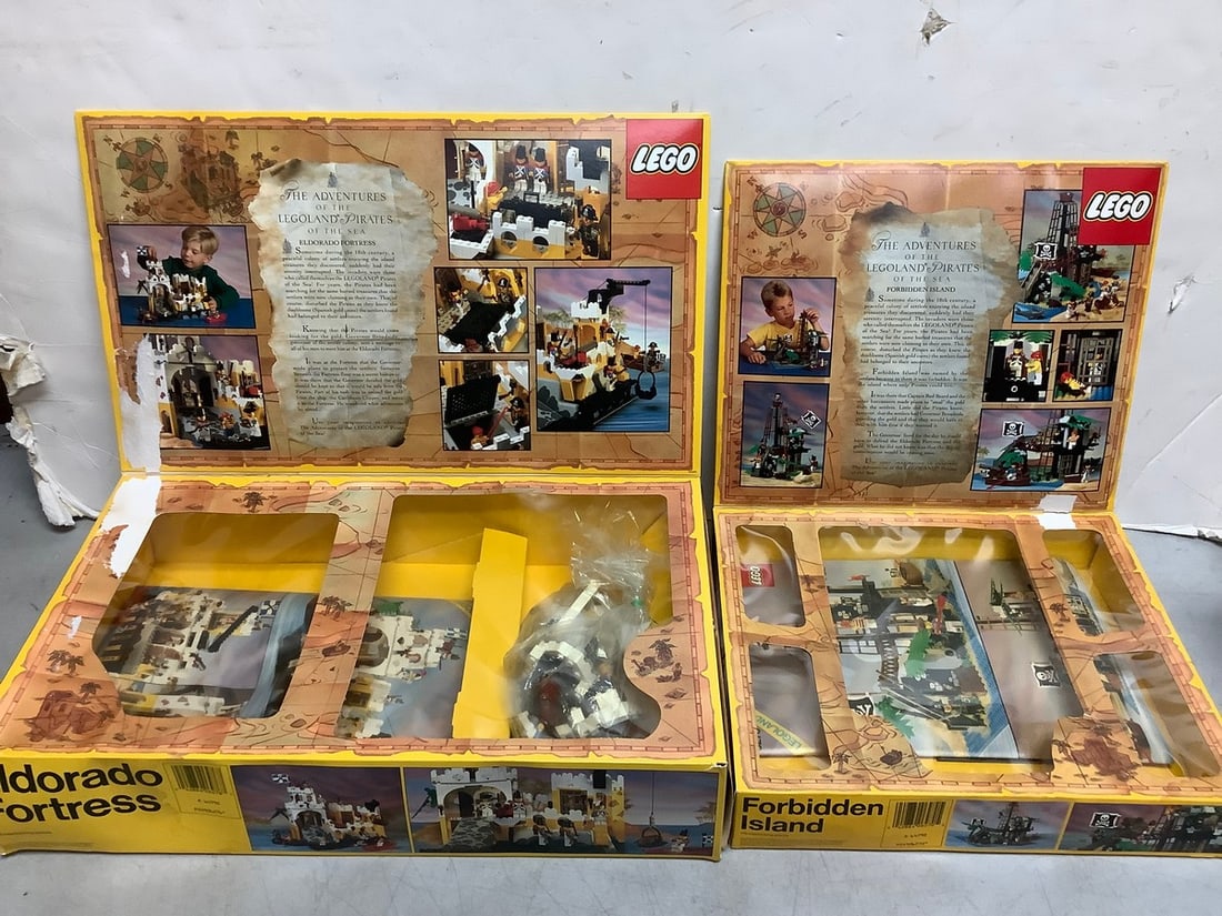 Legoland boxes with some pieces: Legoland boxes with some pieces
