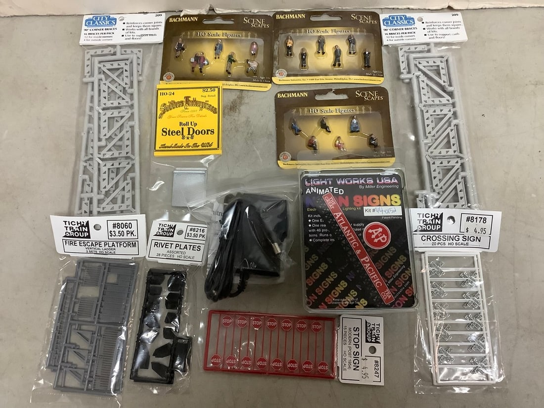 Various Model Accessories (Figures, Stop Signs, Corner Braces and more) (1 of 1)