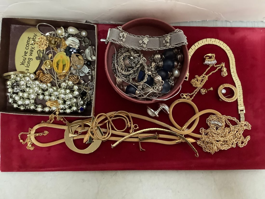 Various Jewelry and more (Pins, Necklaces, Keychain, etc): Various Jewelry and more (Pins, Necklaces, Keychain, etc)