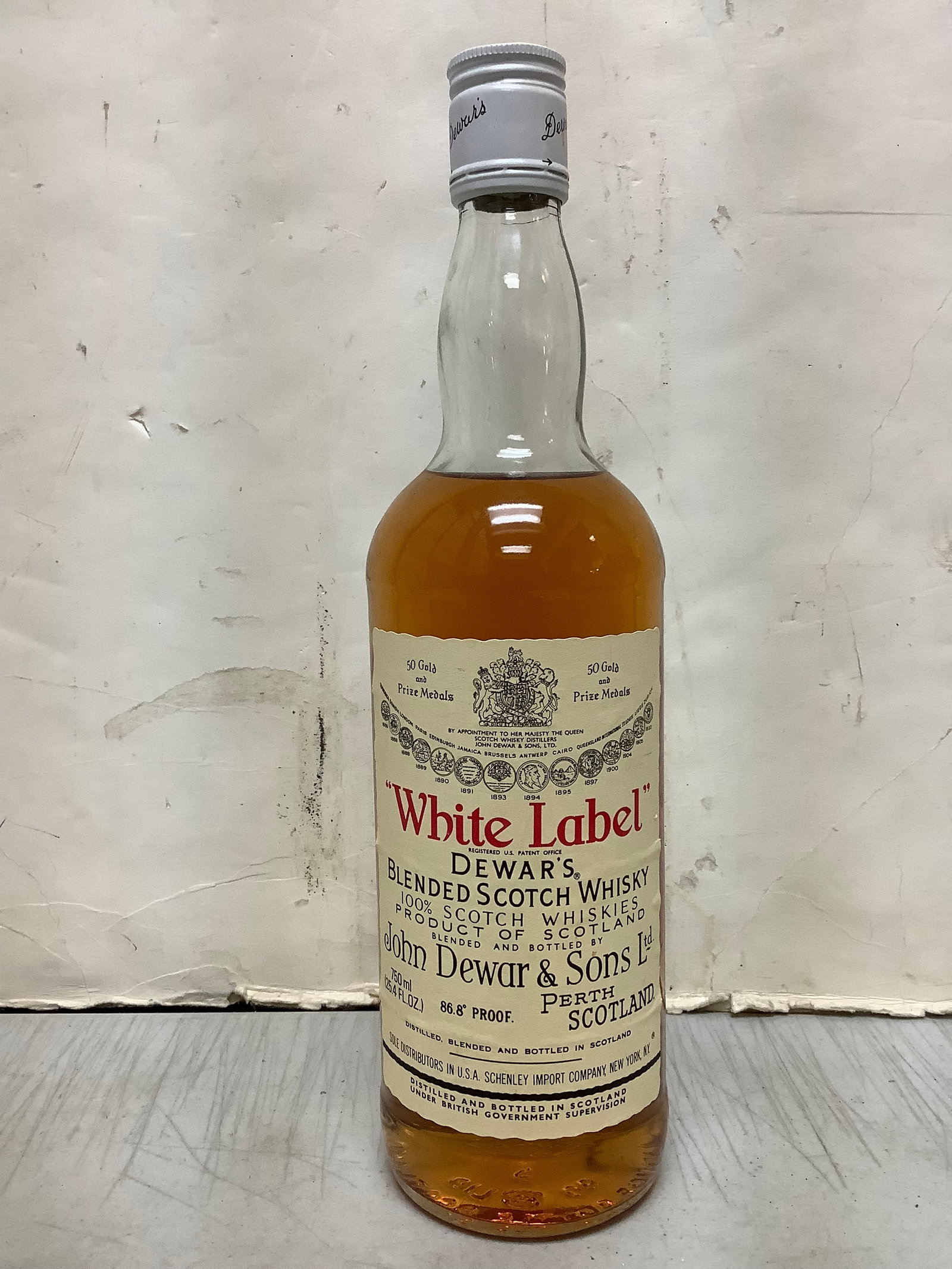 White Label Dewars Blended Scotch Whisky (750ml): White Label Dewars Blended Scotch Whisky (750ml)