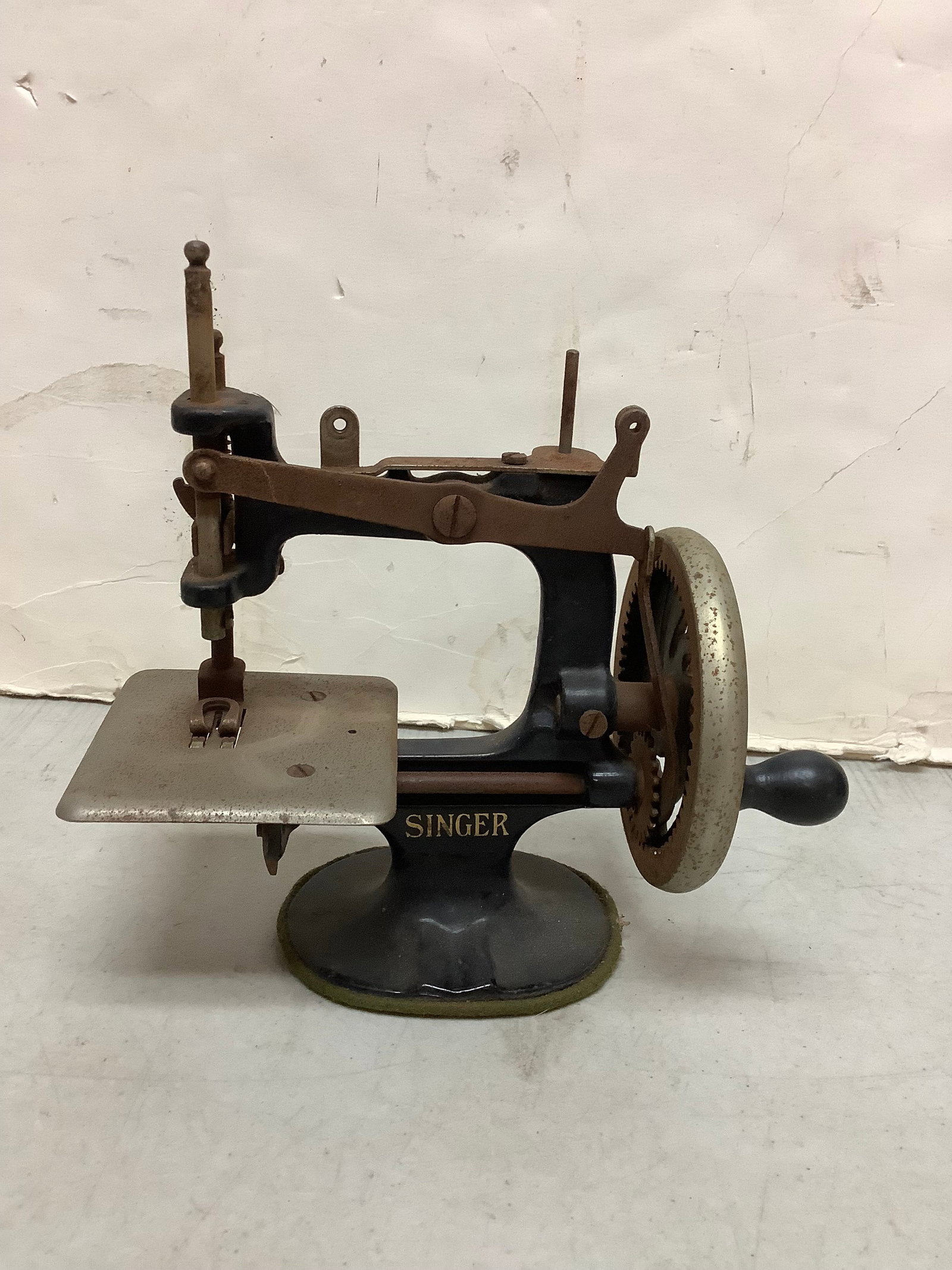 Antique miniature Singer sewing machine(7.25in.tall) (1 of 1)