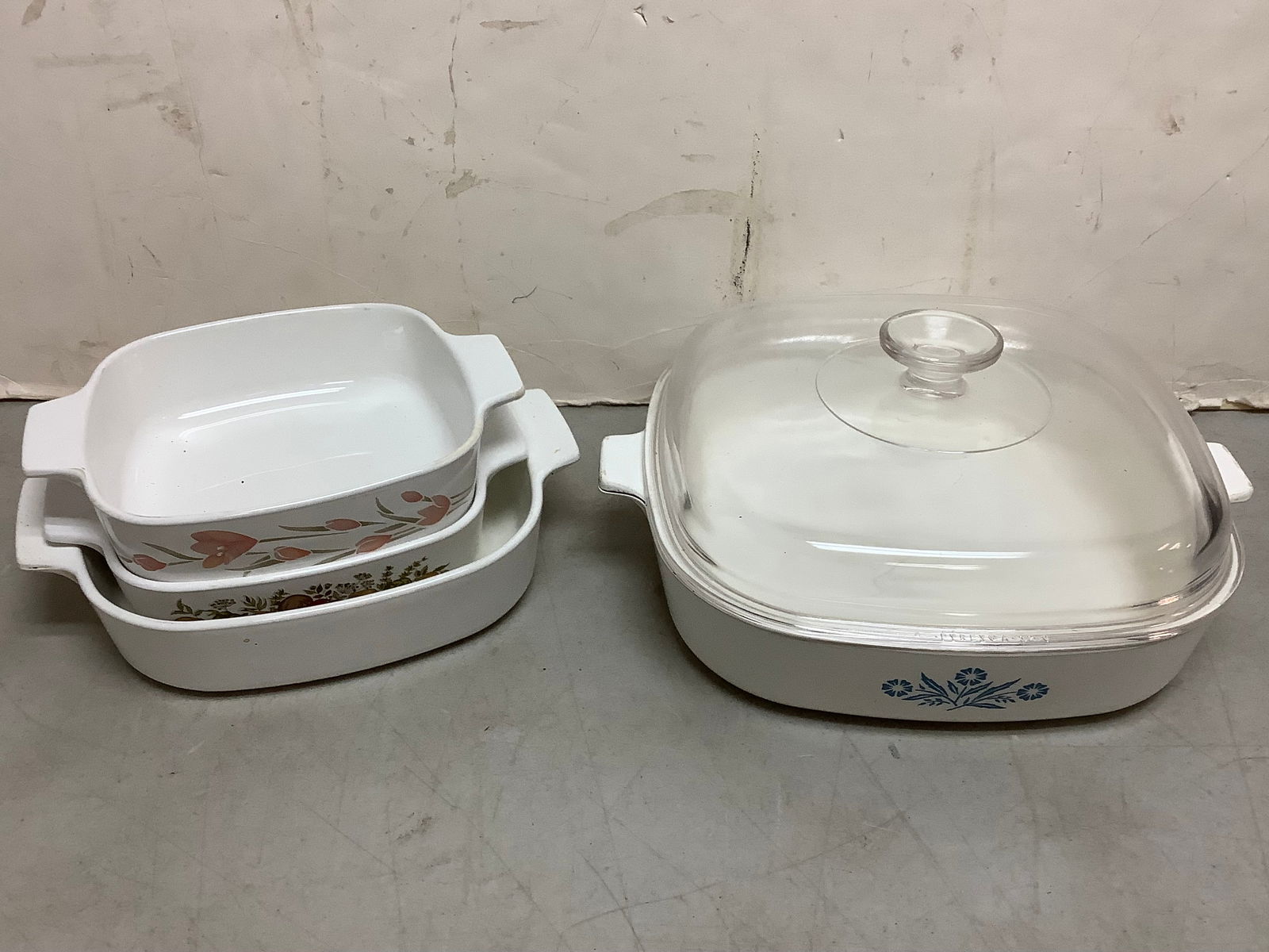 Set of 4 Corning ware trays (longest 12in.-one with top) (1 of 1)