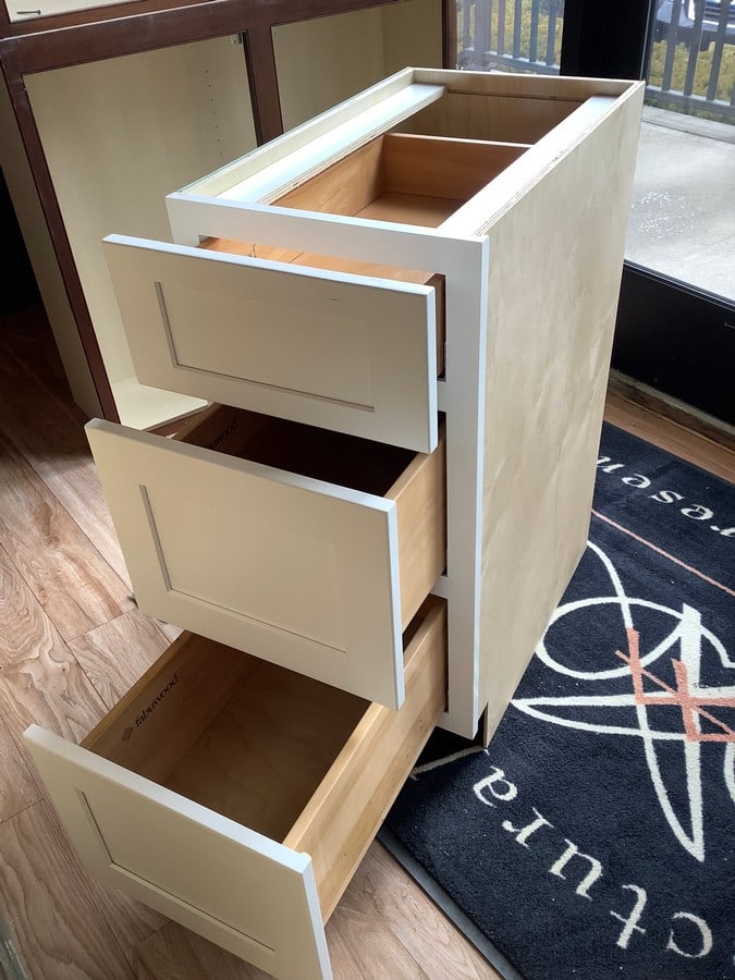 Fabuwood rod blum H galaxy frost base 30 cabinet with 3 drawers(25in.x15in.x34.5in.): Fabuwood rod blum H galaxy frost base 30 cabinet with 3 drawers(25in.x15in.x34.5in.)