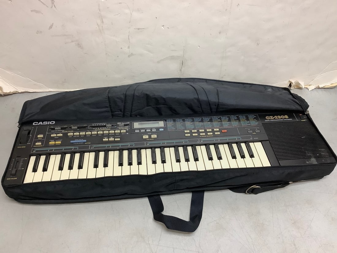 Casio keyboard (CZ-230S) with case (1 of 1)