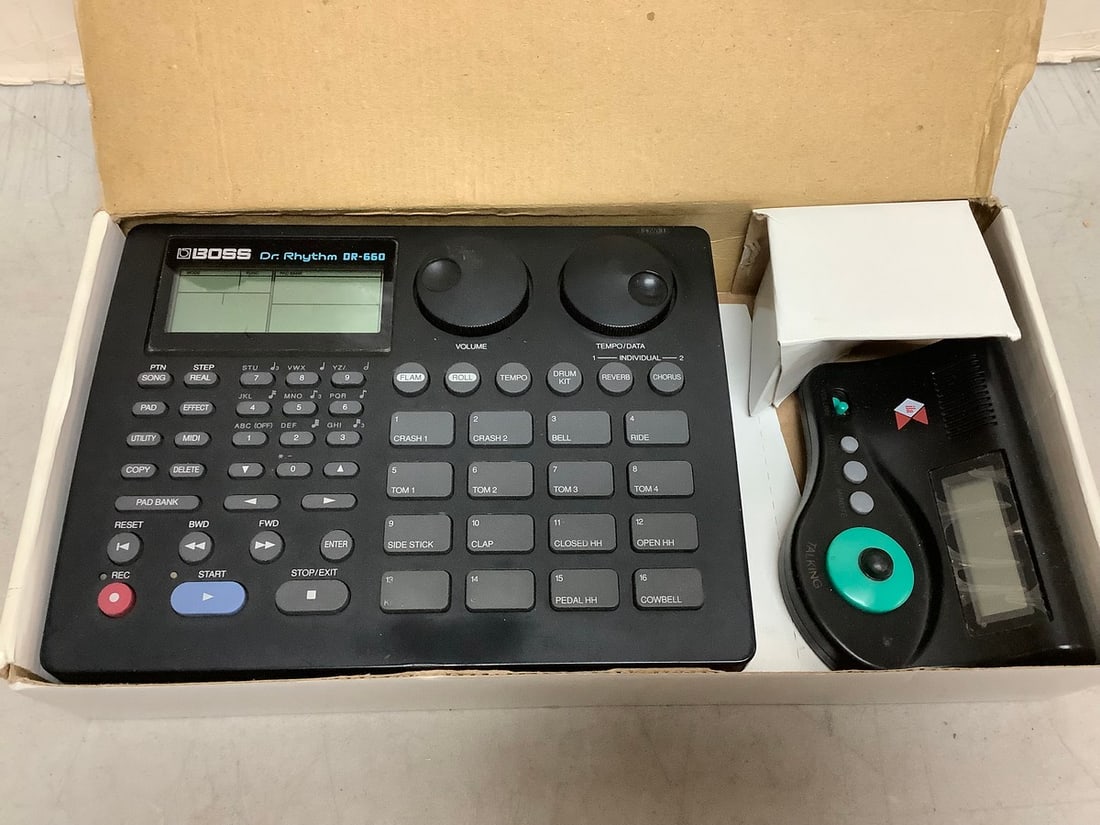 Alesis 16 Bit Stereo Drum Machine (SR-16) (1 of 1)