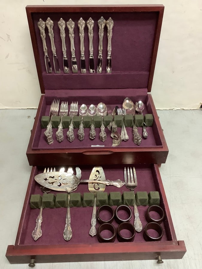 Vintage silver utensils in case(16in.x11.5in.x5.5in.): Vintage silver utensils in case(16in.x11.5in.x5.5in.)