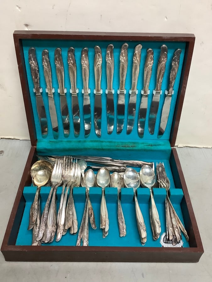 Vintage silver utensils in case(14.5in.x10.5in.x3in.): Vintage silver utensils in case(14.5in.x10.5in.x3in.)