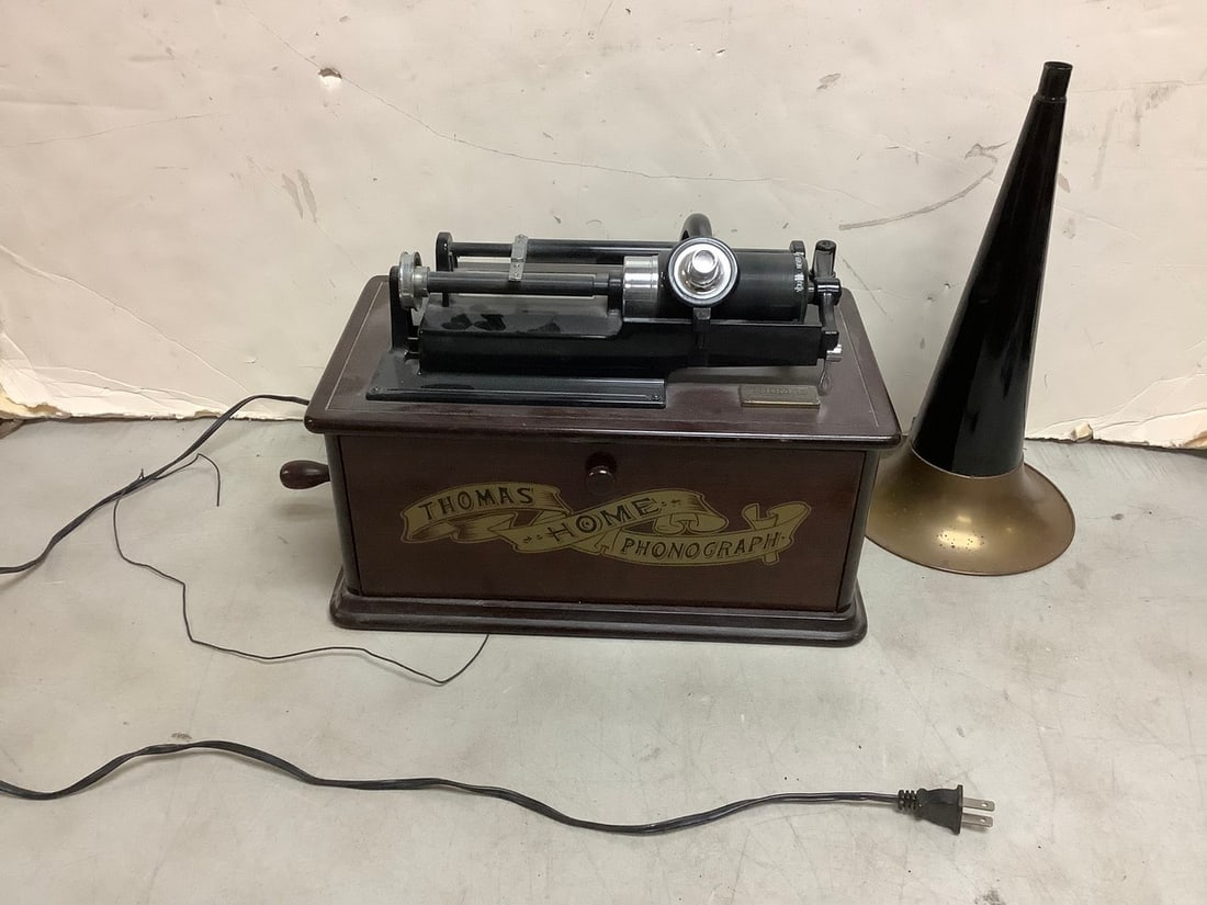 Thomas Home phonograph(14.5in.x8.5in.x10in.) Replica: Thomas Home phonograph(14.5in.x8.5in.x10in.)Replica