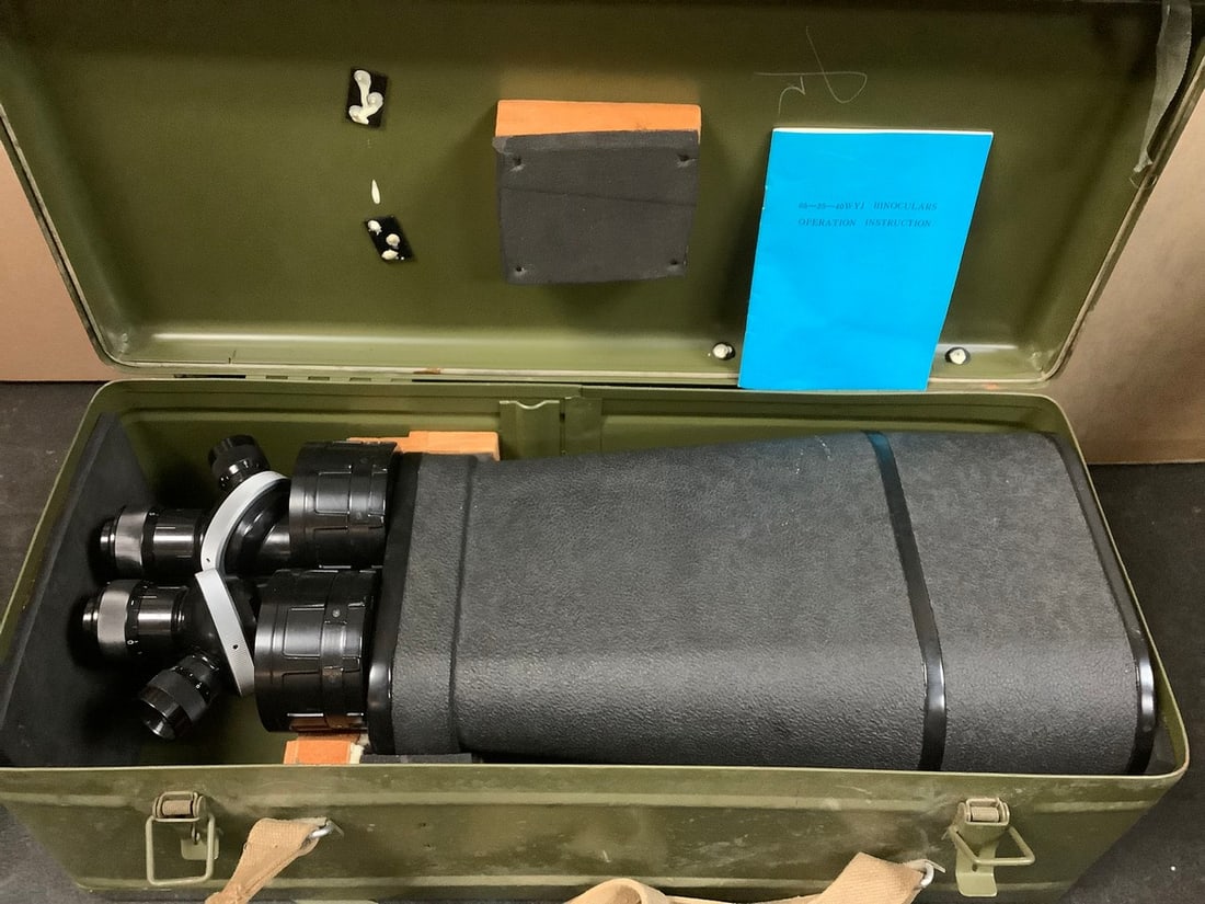 Vintage military observation binoculars set(binoculars, case, and tripod) (1 of 3)