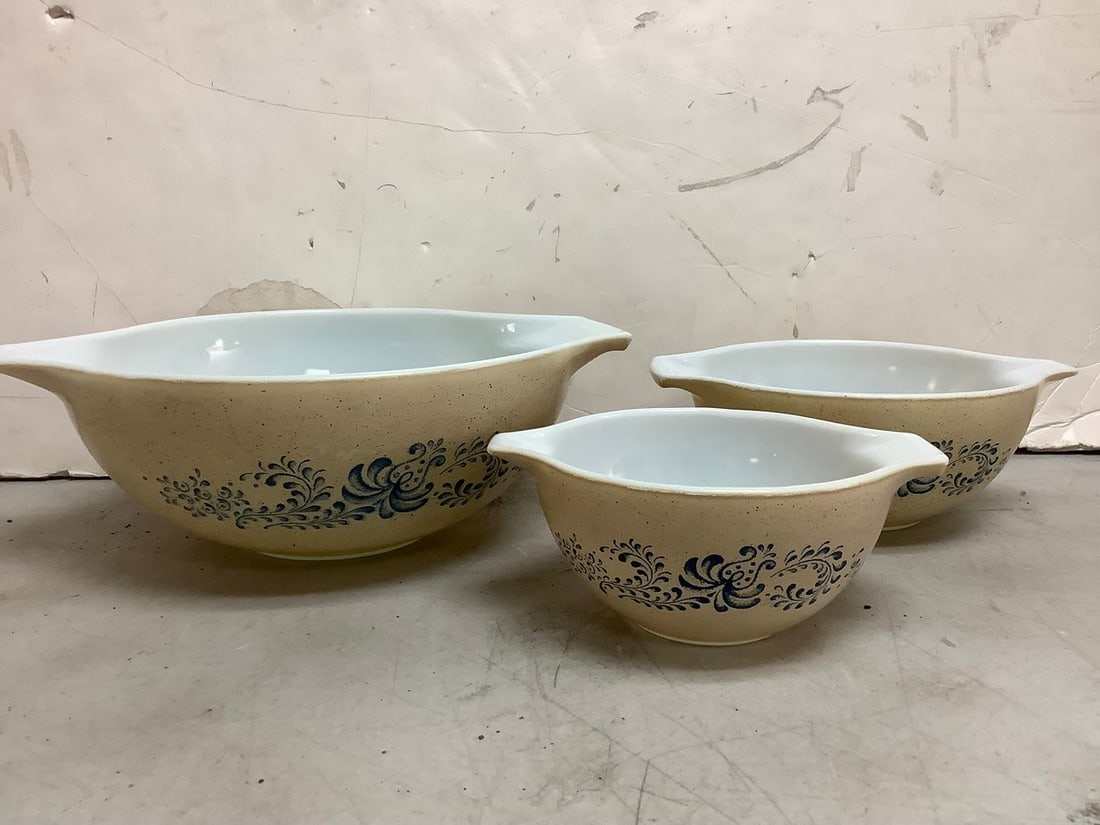 Pyrex serving bowls 13in handle to handle: Pyrex serving bowls 13in handle to handle