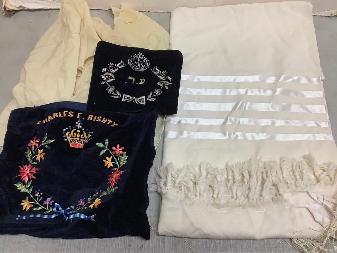 Tablecloth and jewish velvet bags: Tablecloth and jewish velvet bags