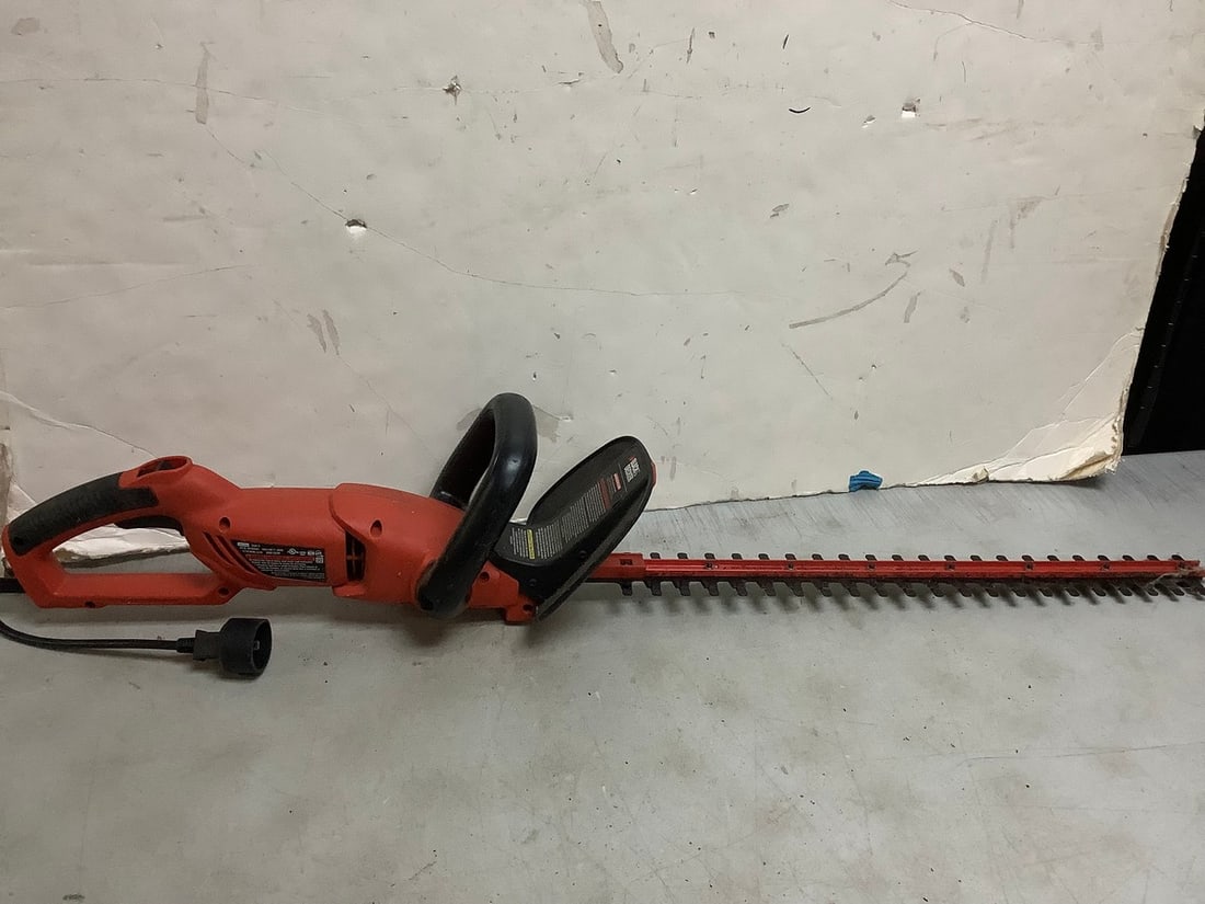 Black & Decker hedge trimmer(24in. blade) (1 of 1)