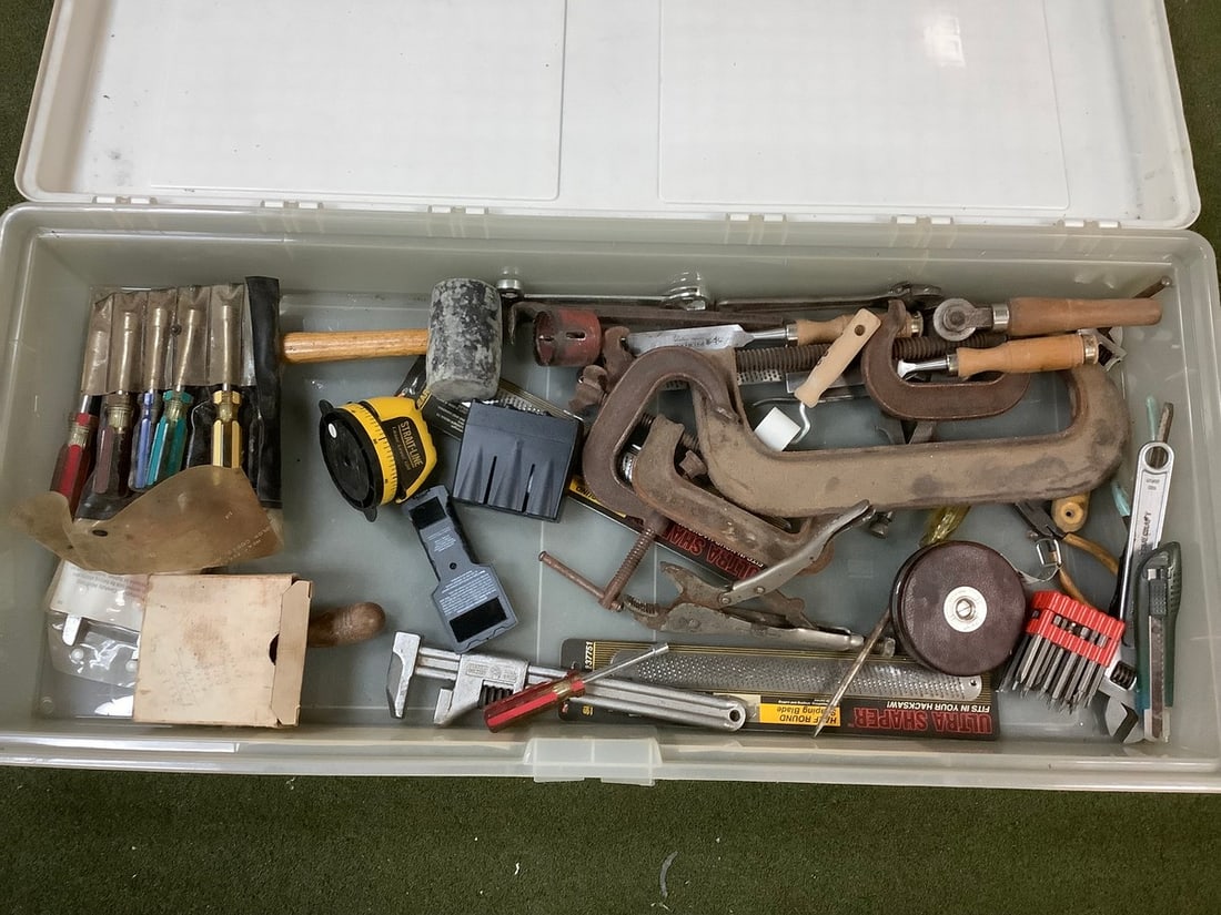 Various tools(shaping blade, laser level, and more) (1 of 1)