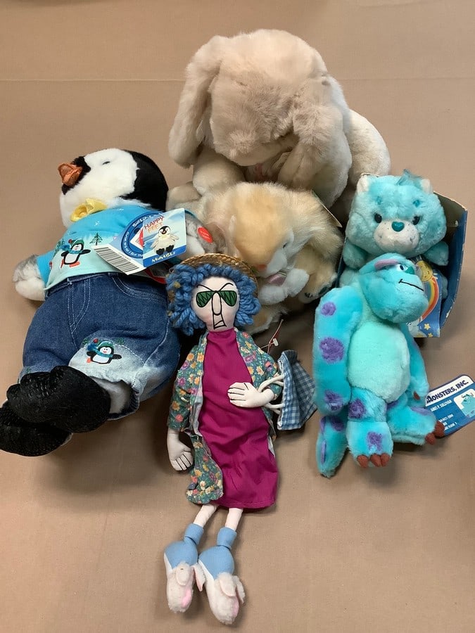 Various plush dolls(Happy Feet, Monster's Inc., and more): Various plush dolls(Happy Feet, Monster's Inc., and more)