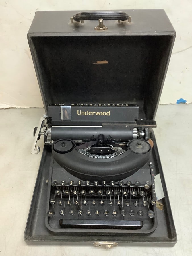 Vintage Underwood Typewriter in Wooden Case (7inx13.5inx13.5in) (1 of 1)