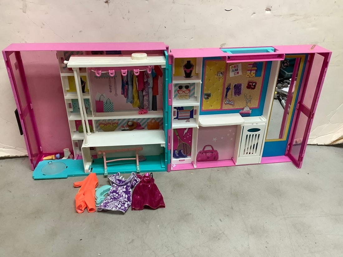 Barbie Dream Closet Playset (12.75inx14.25inx5.25in) with Some Toys Inside: Barbie Dream Closet Playset (12.75inx14.25inx5.25in) with Some Toys Inside