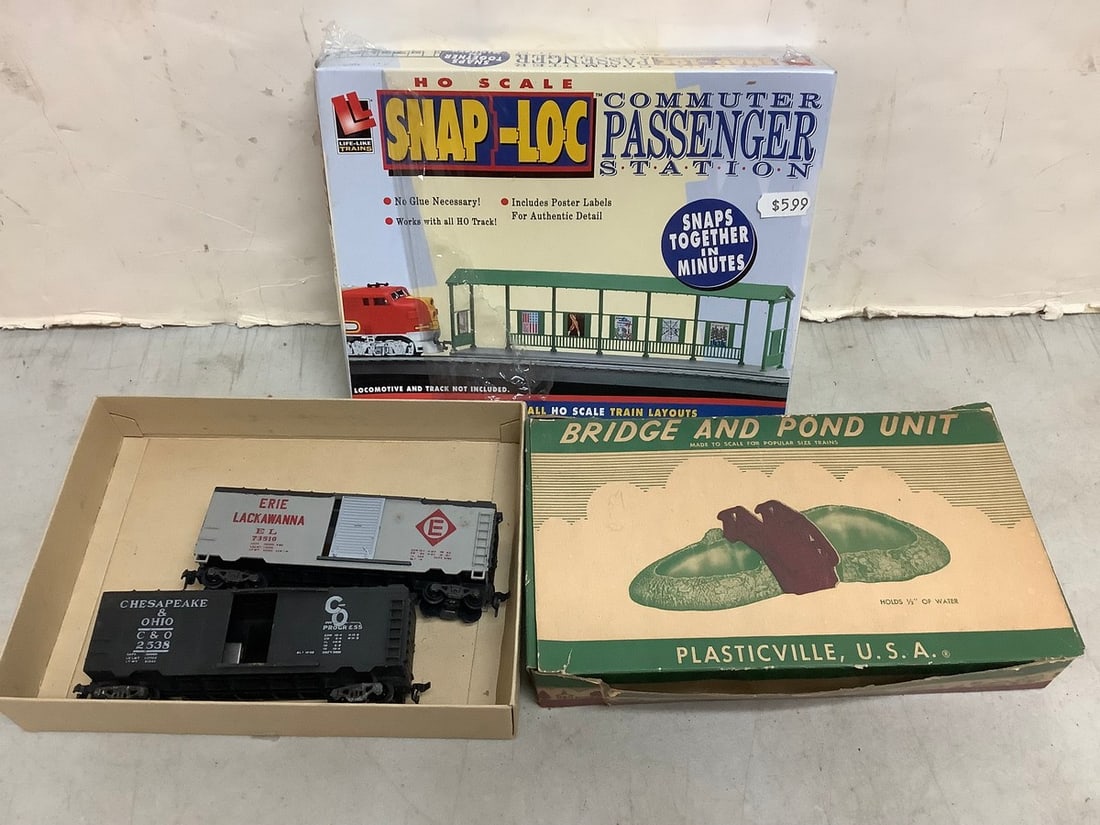 Snap-Loc commute passenger station model kit, Plasticville pond unit, and more (1 of 1)
