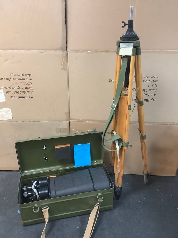Vintage military observation binoculars set(binoculars, case, and more) (1 of 4)