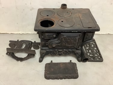Cast Iron Salesman Sample Stove (7in Tall)