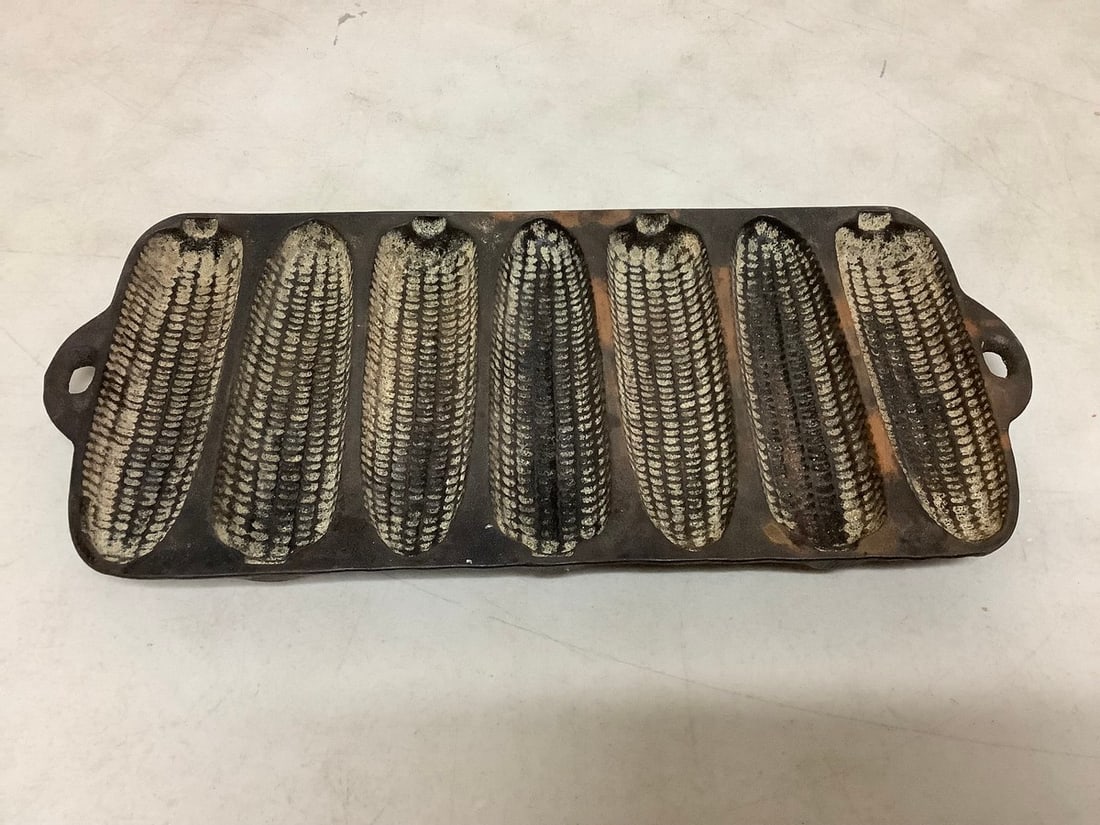 Wagner ware corn on the cob holder plate(6in.x13in.): Wagner ware corn on the cob holder plate(6in.x13in.)