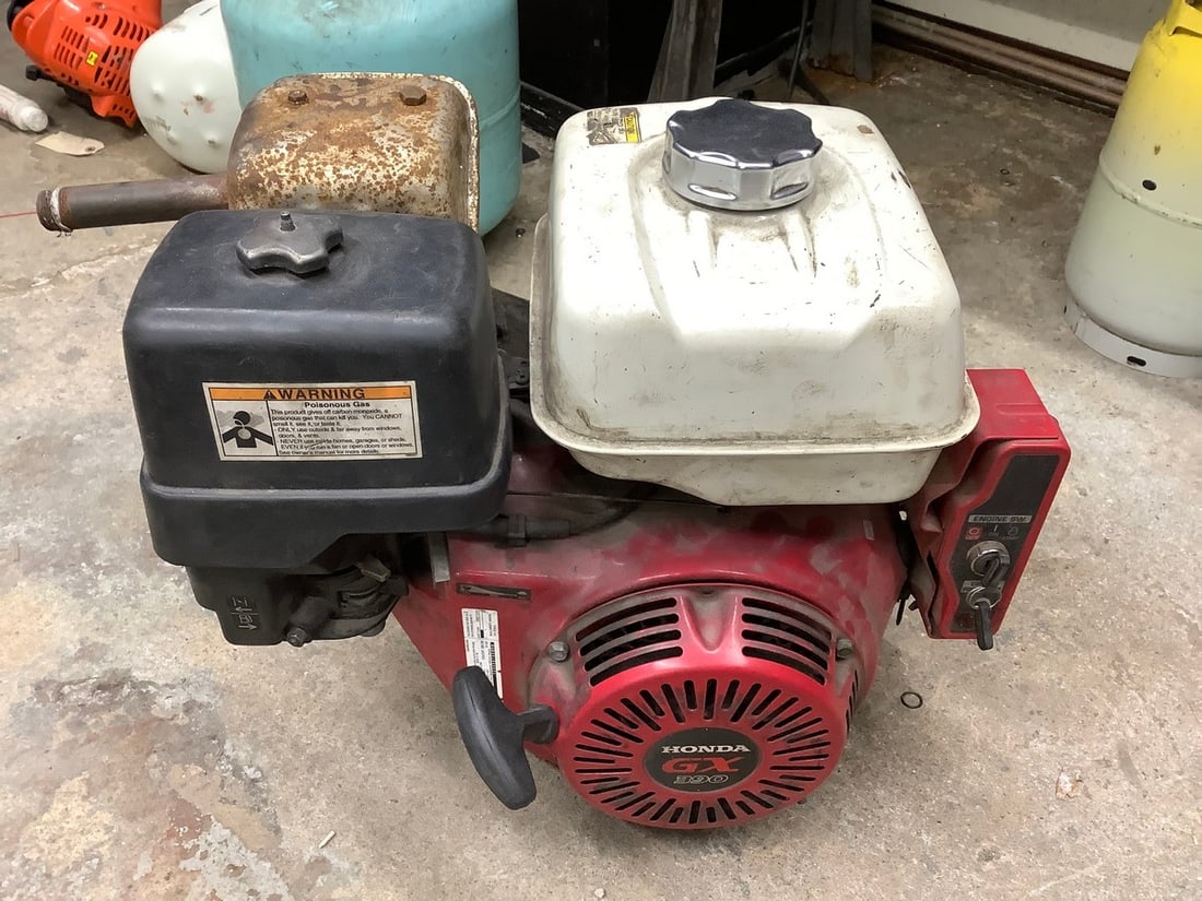 Gas powered engine(unknown working condition) (1 of 1)