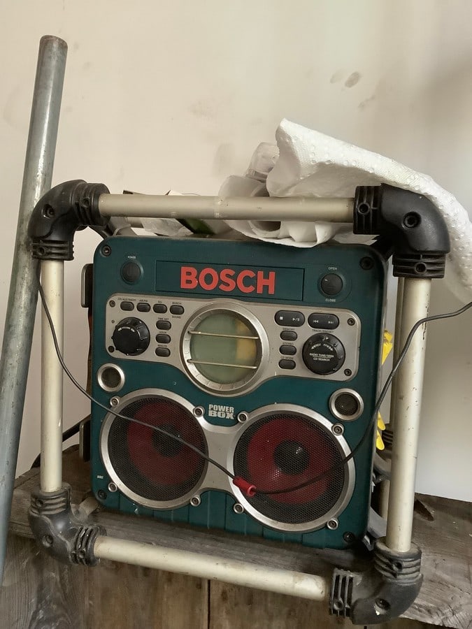 Bosch radio (unknown working condition) (1 of 1)