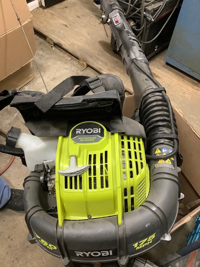 Ryobi backpack leafblower(unknown working condition) (1 of 1)