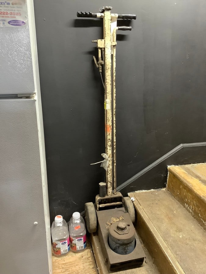 Hydrolic jack(unknown working condition): Hydrolic jack(unknown working condition)