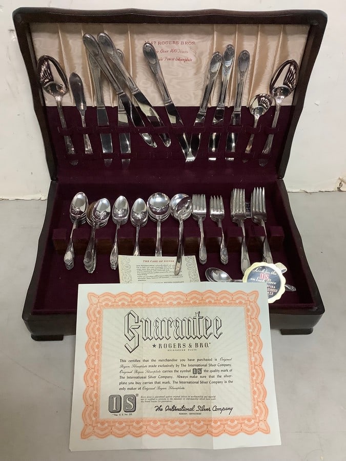 The International Silver Company Rogers & Bro. utensils set in case (3.75inx17.75inx11.5in): The International Silver Company Rogers & Bro. utensils set in case (3.75inx17.75inx11.5in)
