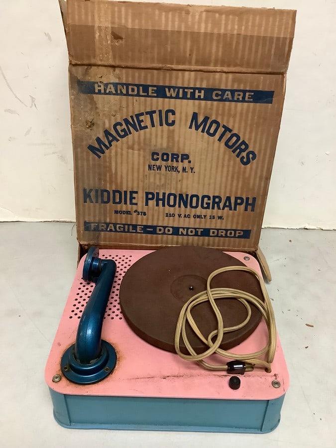 Vintage Magnetic Motors kiddie phonograph(model 375) 12.5in.x12in.x5.5in.): Vintage Magnetic Motors kiddie phonograph(model 375) 12.5in.x12in.x5.5in.)