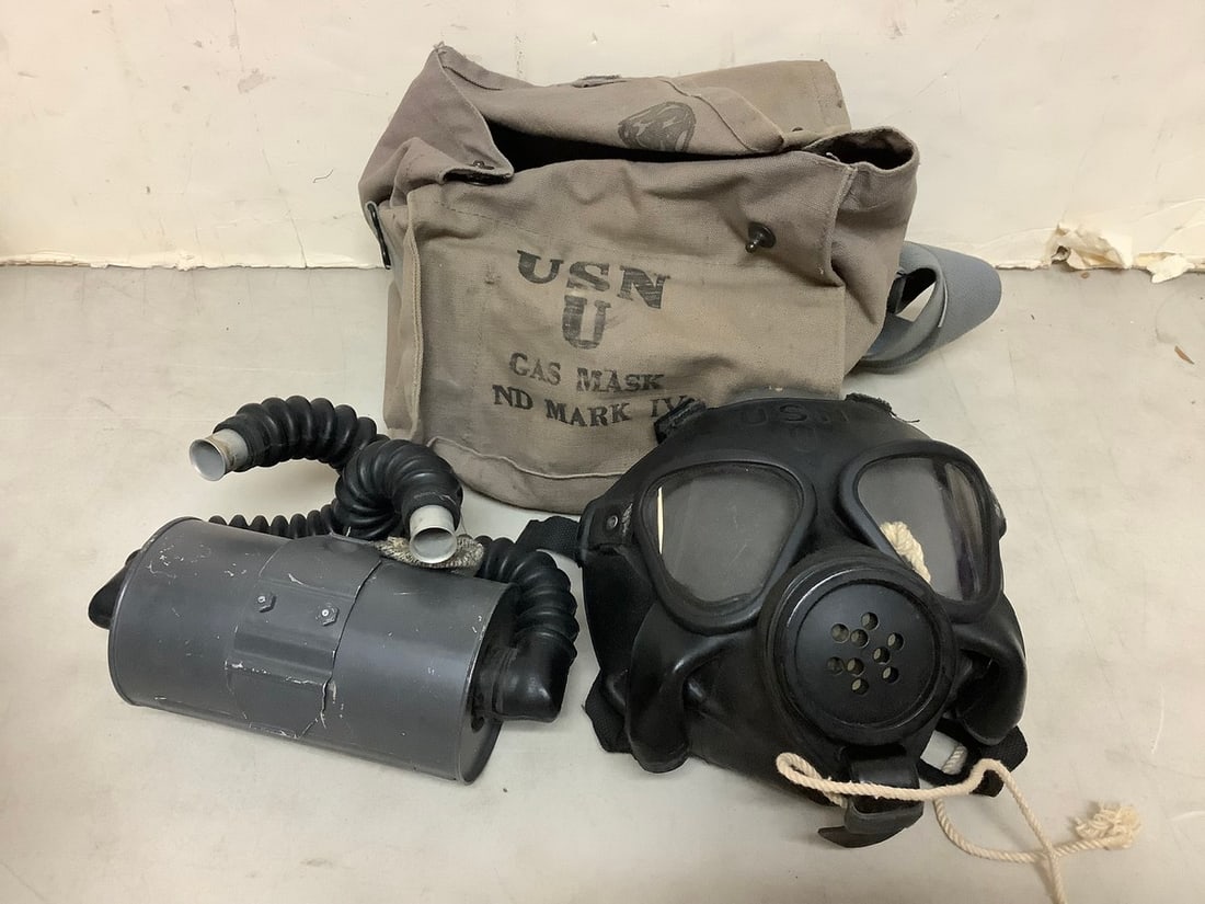 USN gas mask with carrying bag: USN gas mask with carrying bag