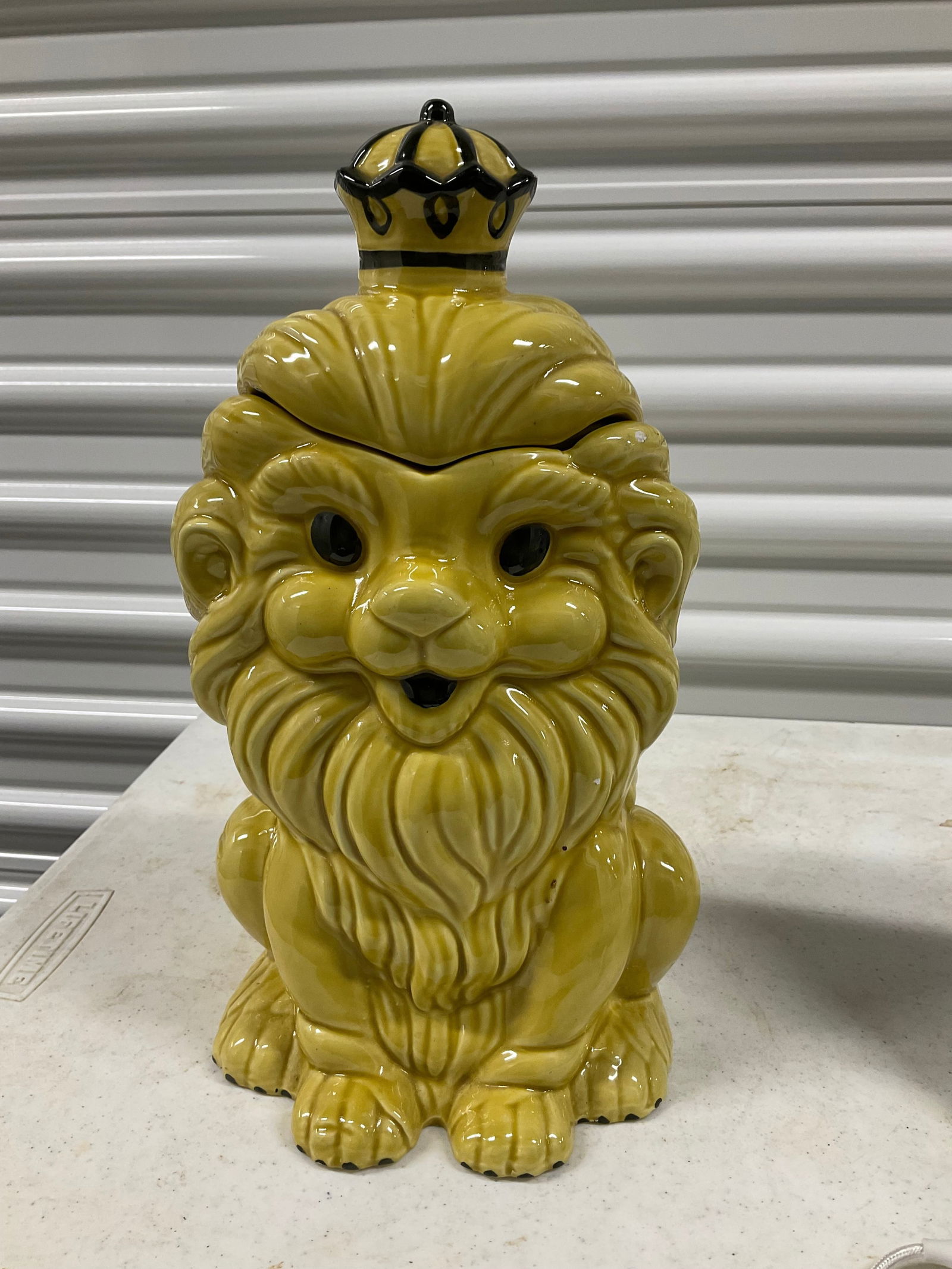 Lion with Crown Italy made Cookie Jar: Lion with Crown Italy made Cookie Jar