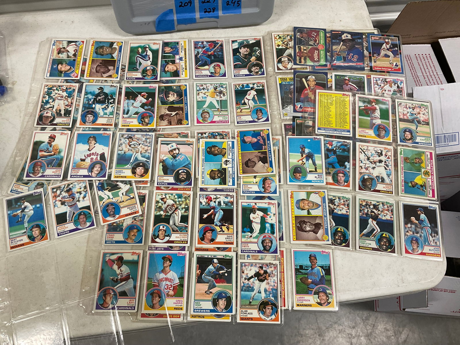 lot of 1983 topps baseball cards (1 of 1)