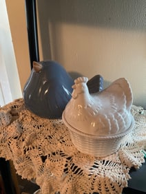 Bird and hen cover dish 10in