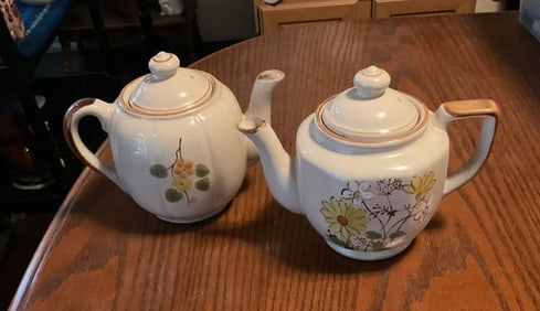 Lot of 2 tea pots Casualstone made in Korea 6in