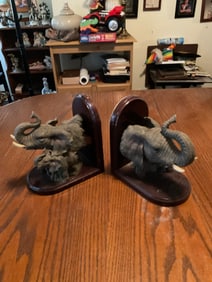 Lot of 2 elephant book ends 8in