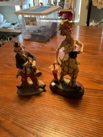 Lot of 2 clown perlcin dolls