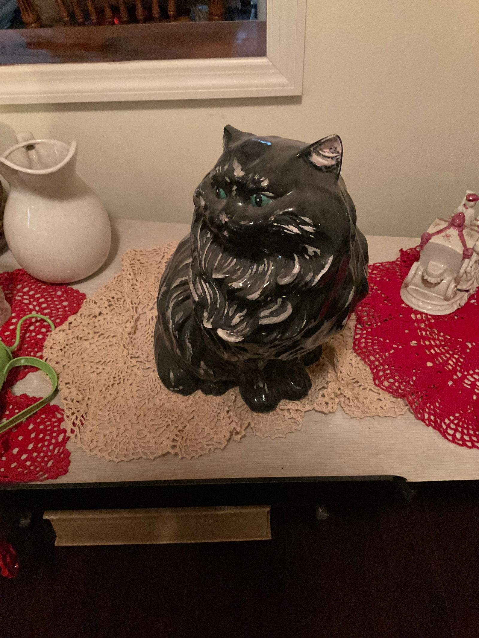 Ceramic cat statue (1 of 1)