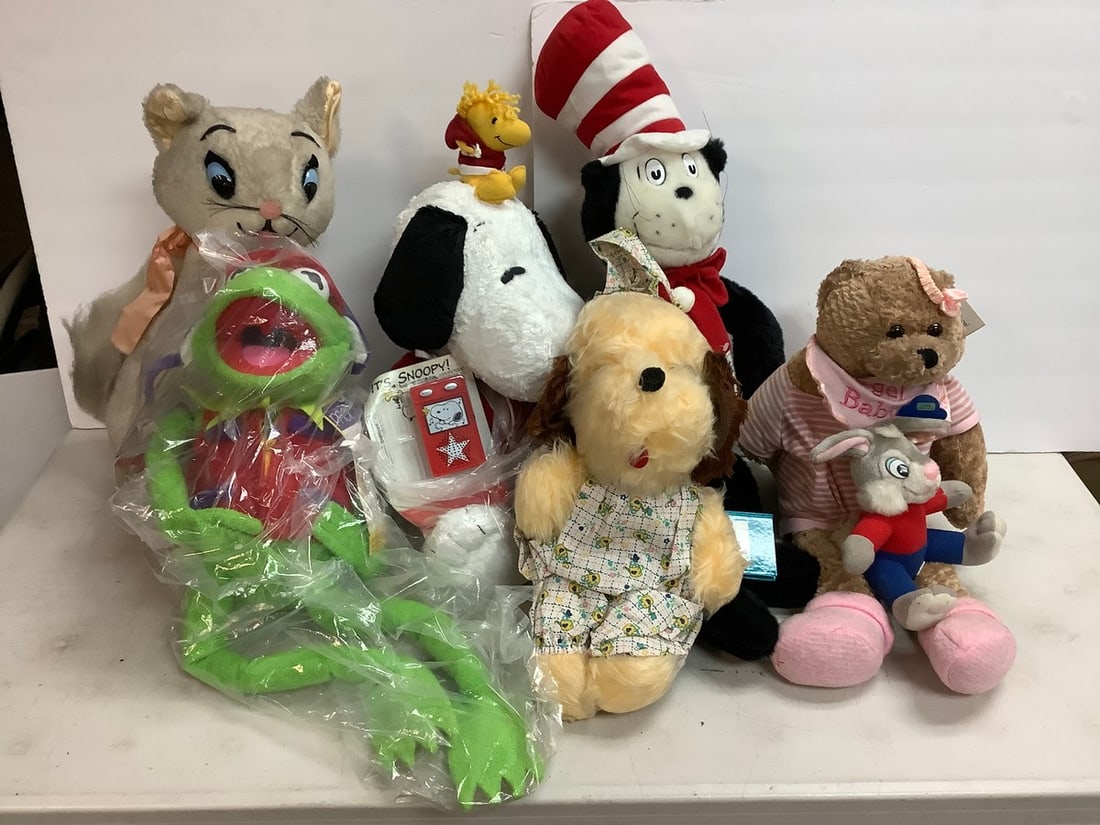 Various plush dolls (Dr.Seuss, Snoopy doll with radio, Kermit the Frog, and more): Various plush dolls (Dr.Seuss, Snoopy doll with radio, Kermit the Frog, and more)