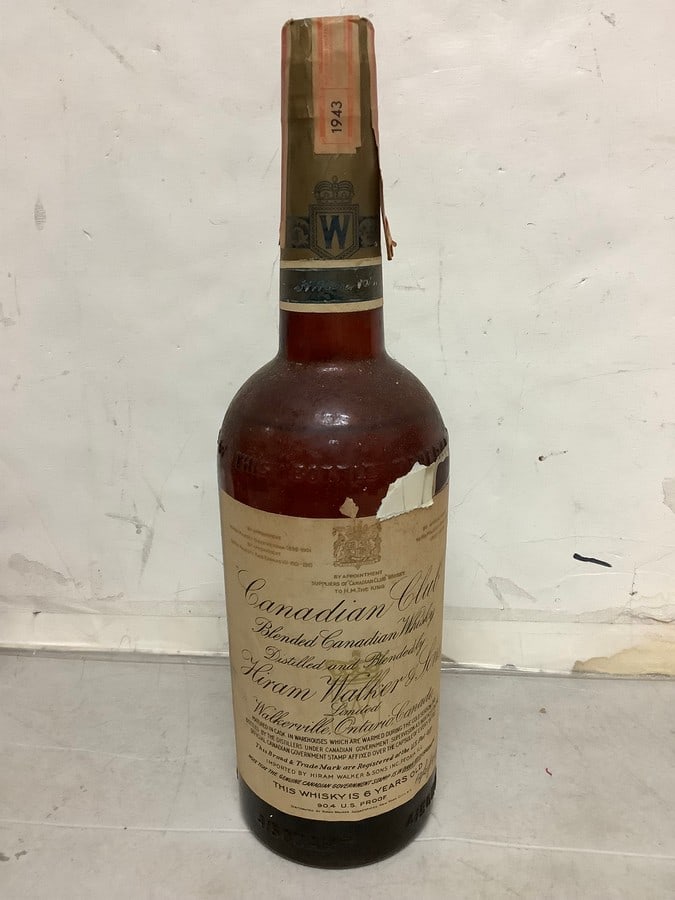 1943 Canadian Club Blended Canadian Whisky 90.4 proof 4/5 quart(sealed) (1 of 1)